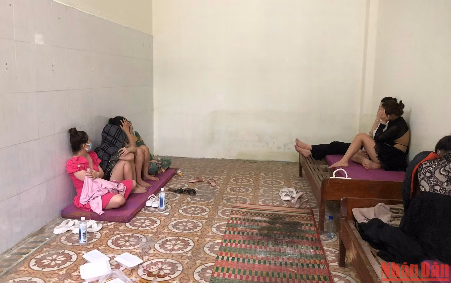 Nhóm nam nữ đang bị tạm giữ tại Công an quận Thanh Khê. (Ảnh: ANH ĐÀO) Nhóm nam nữ đang bị tạm giữ tại Công an quận Thanh Khê. (Ảnh: ANH ĐÀO)