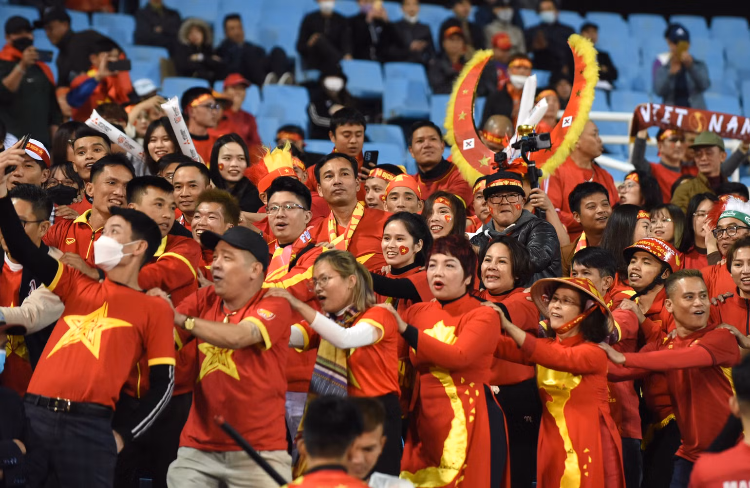 Tinh thần những chiến binh sao vàng tràn ngập khán đài sân Mỹ Đình.