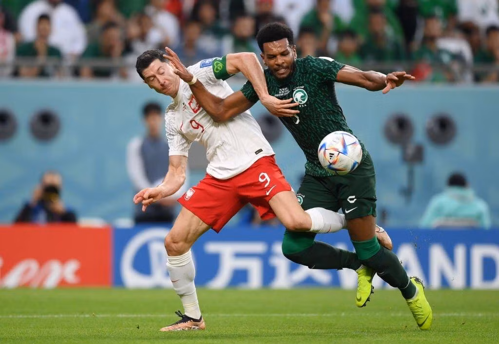 Lewandowski gặp khó tiếp cận khung thành Saudi Arabia. Lewandowski gặp khó tiếp cận khung thành Saudi Arabia.