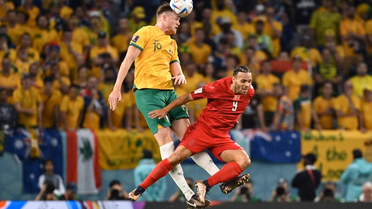 Hai đội đều quyết liệt nhằm tìm kiếm bàn thắng. (Ảnh: Foxsports)