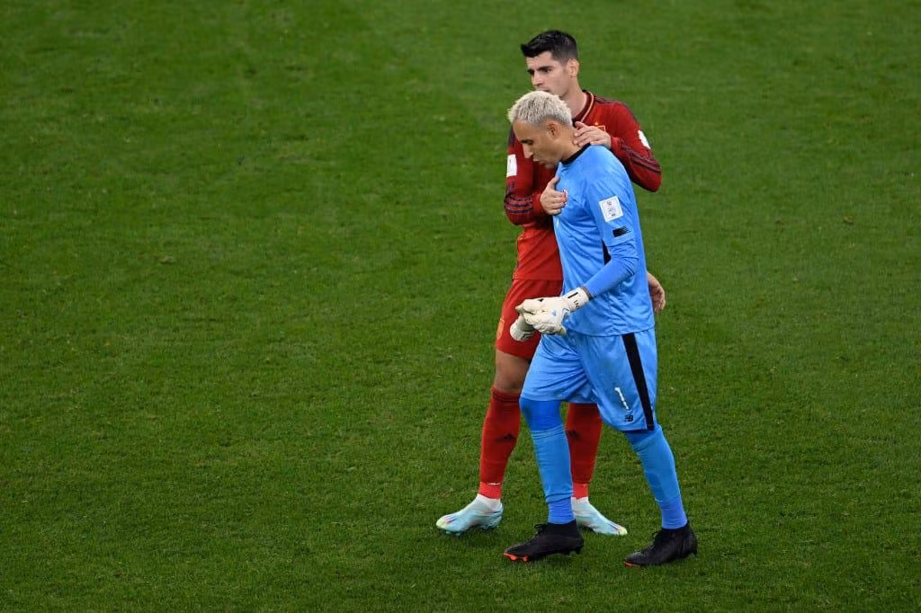 Morata chia sẻ cùng thủ thành Navas của Costa Rica sau trận thua đậm 0-7 ở bảng E khiến Costa Rica đứng trước bờ vực bị loại. Morata chia sẻ cùng thủ thành Navas của Costa Rica sau trận thua đậm 0-7 ở bảng E khiến Costa Rica đứng trước bờ vực bị loại.