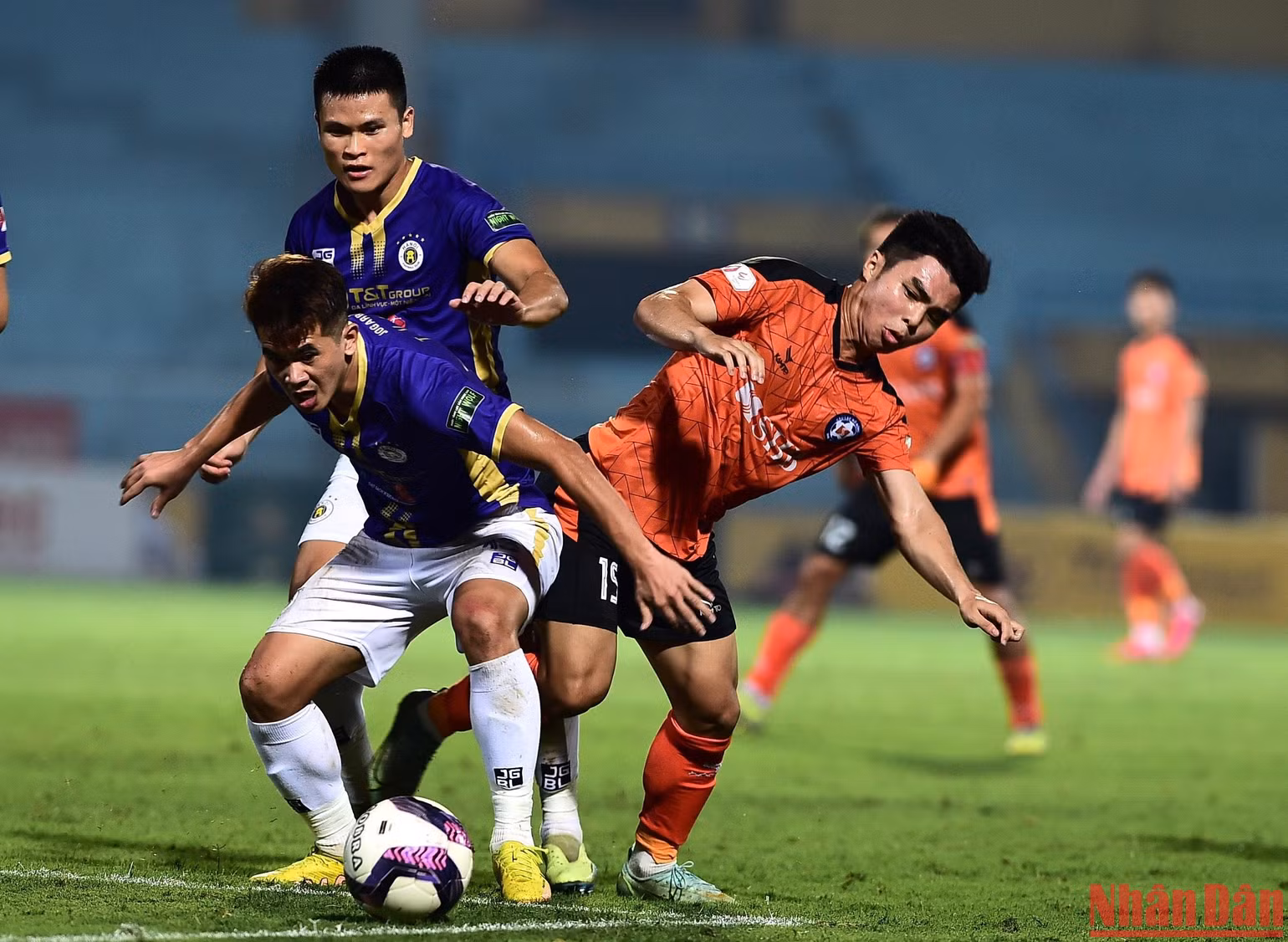 Bước vào hiệp 2, các cầu thủ Hà Nội FC tăng cường tấn công. Bước vào hiệp 2, các cầu thủ Hà Nội FC tăng cường tấn công.