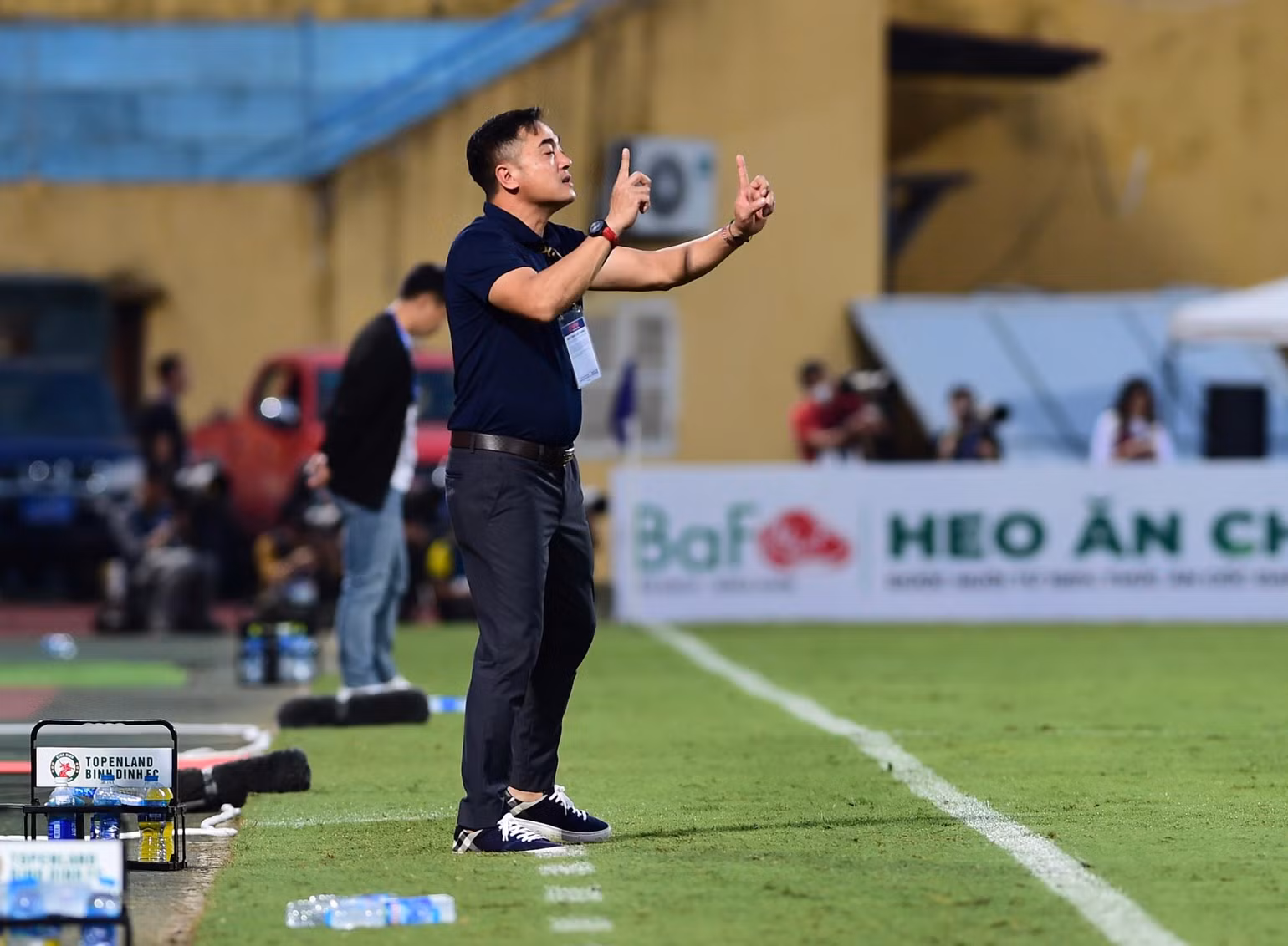 Huấn luyện viên Nguyễn Đức Thắng chỉ đạo các học trò Bình Định. Huấn luyện viên Nguyễn Đức Thắng chỉ đạo các học trò Bình Định.