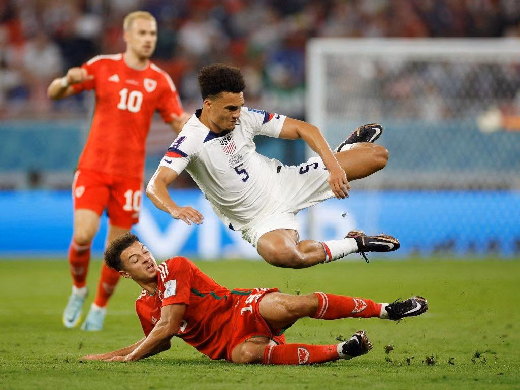 Pha vào bóng quyết liệt của Ethan Ampadu (Xứ Wales) trước Antonee Robinson (Mỹ). Pha vào bóng quyết liệt của Ethan Ampadu (Xứ Wales) trước Antonee Robinson (Mỹ).