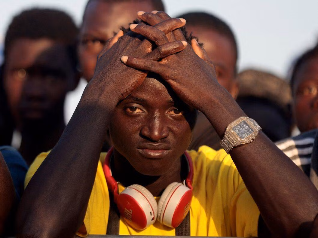 Một cổ động viên Senegal tỏ vẻ vẻ chán nản sau khi Cody Gakpo của Hà Lan ghi bàn thắng mở tỷ số vào lưới Senegal. Một cổ động viên Senegal tỏ vẻ vẻ chán nản sau khi Cody Gakpo của Hà Lan ghi bàn thắng mở tỷ số vào lưới Senegal.