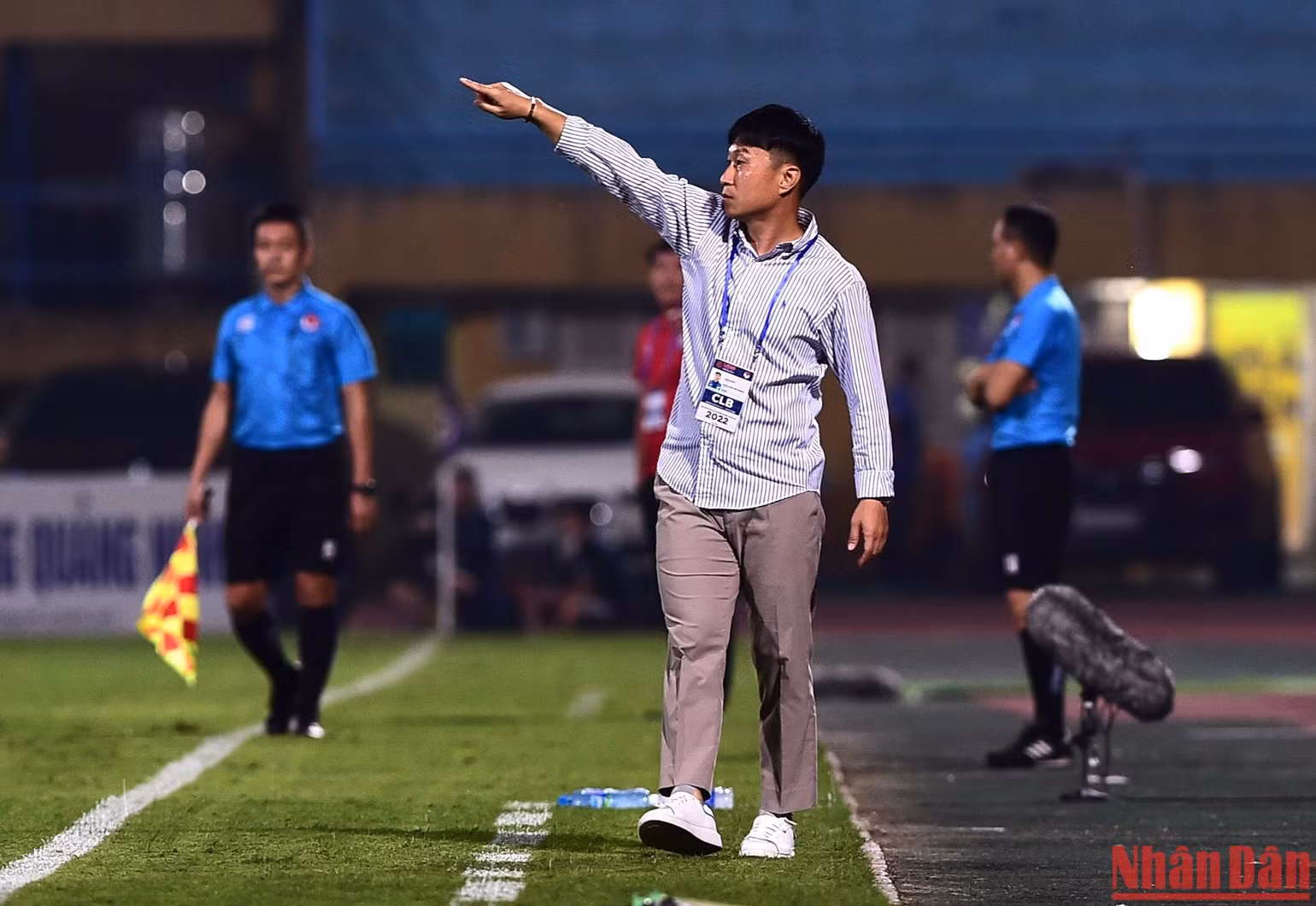 HLV CLB Hà Nội Chun Jae-ho ra đường biên dọc chỉ đạo cầu thủ. HLV CLB Hà Nội Chun Jae-ho ra đường biên dọc chỉ đạo cầu thủ.