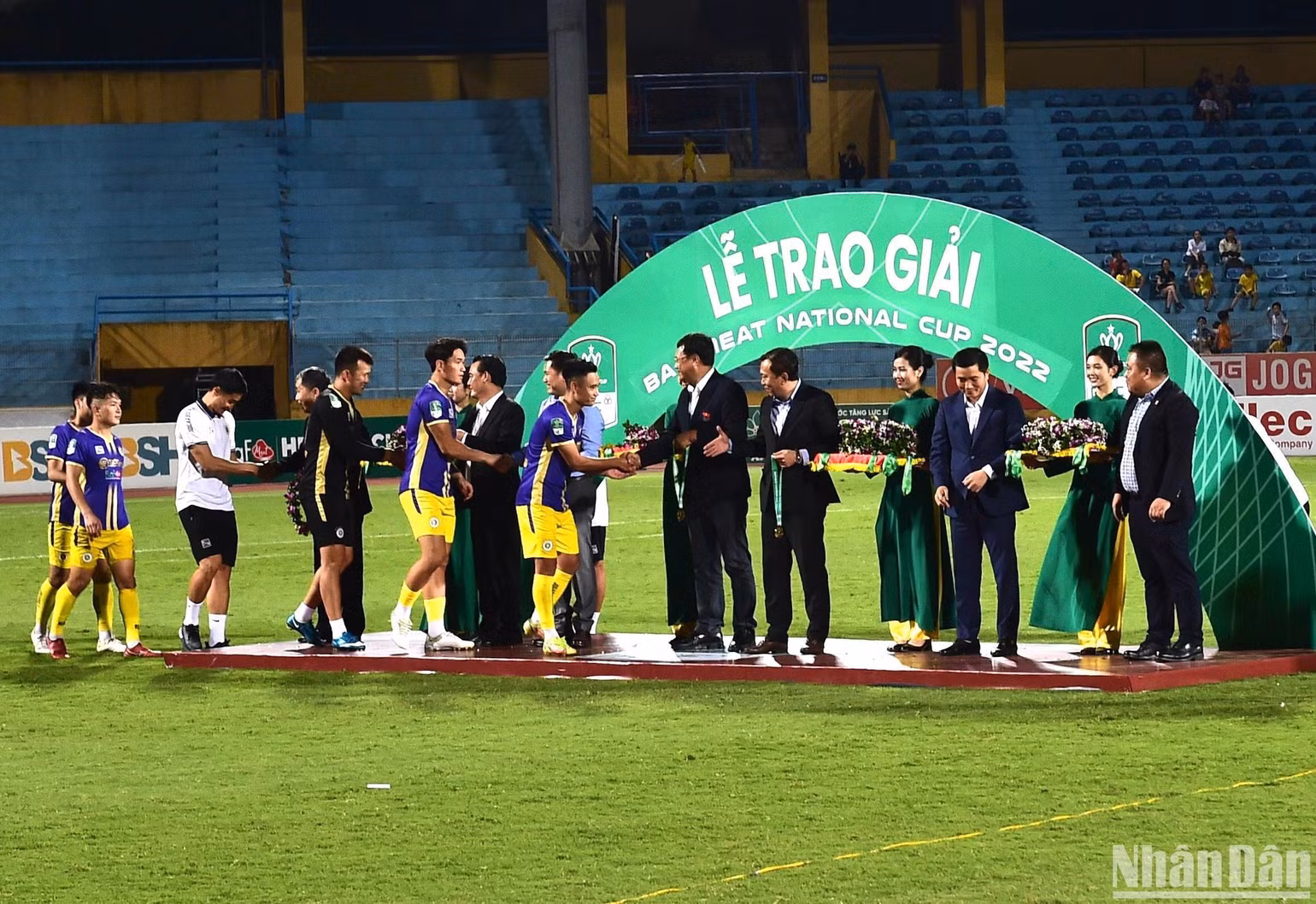 Ban tổ chức trao danh hiệu vô địch cho CLB Hà Nội. Ban tổ chức trao danh hiệu vô địch cho CLB Hà Nội.