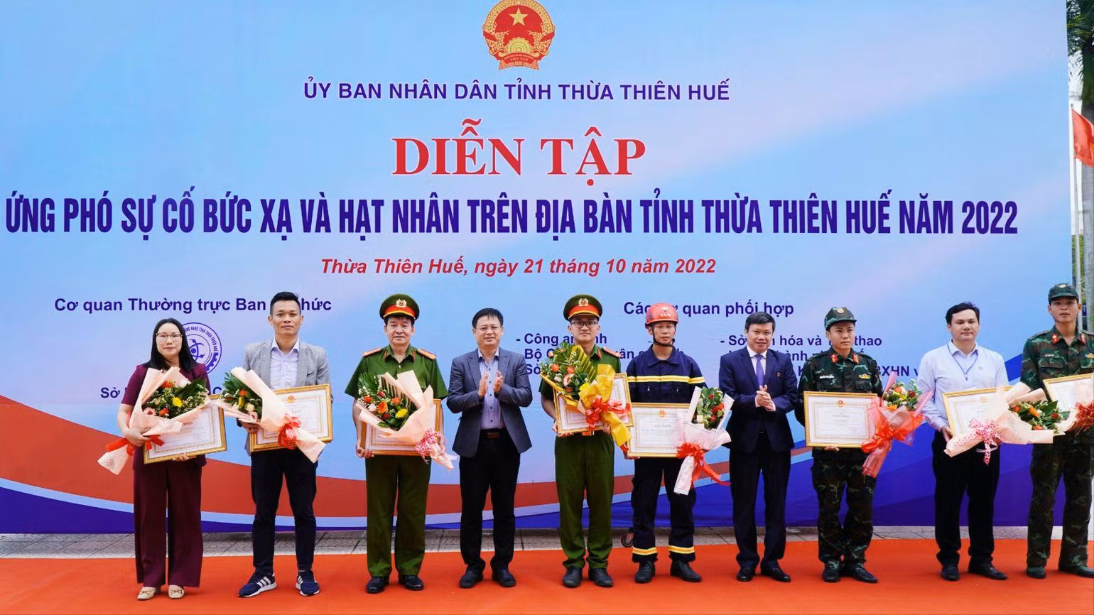 Các tập thể, cá nhân được UBND tỉnh tặng Bằng khen có thành tích xuất sắc trong diễn tập. Các tập thể, cá nhân được UBND tỉnh tặng Bằng khen có thành tích xuất sắc trong diễn tập.