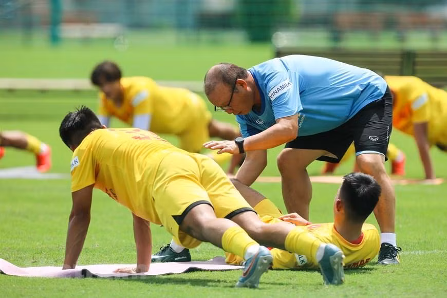 Ông thầy người Hàn Quốc nắn nót từng động tác tập luyện cho cầu thủ. (Ảnh: Phúc Tá/Vietnam+) Ông thầy người Hàn Quốc nắn nót từng động tác tập luyện cho cầu thủ. (Ảnh: Phúc Tá/Vietnam+)