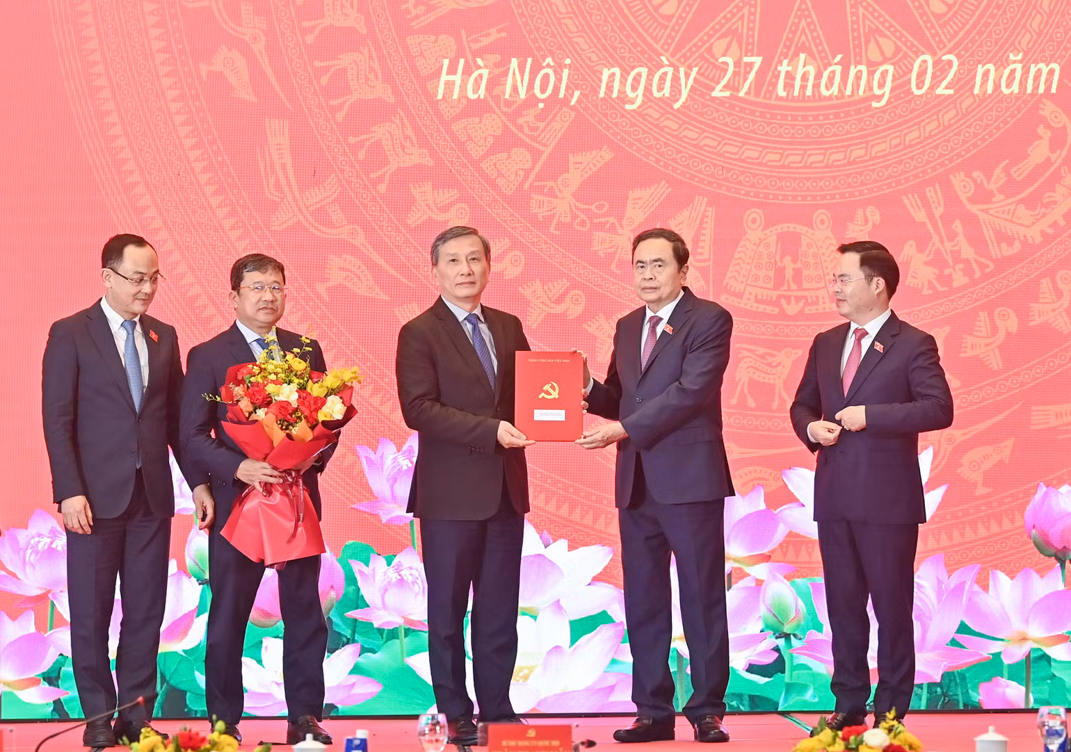 Bí thư Đảng ủy Quốc hội, Chủ tịch Quốc hội Trần Thanh Mẫn trao quyết định cho Đảng bộ Ủy ban Khoa học, Công nghệ và Môi trường. (Ảnh: DUY LINH) Bí thư Đảng ủy Quốc hội, Chủ tịch Quốc hội Trần Thanh Mẫn trao quyết định cho Đảng bộ Ủy ban Khoa học, Công nghệ và Môi trường. (Ảnh: DUY LINH)