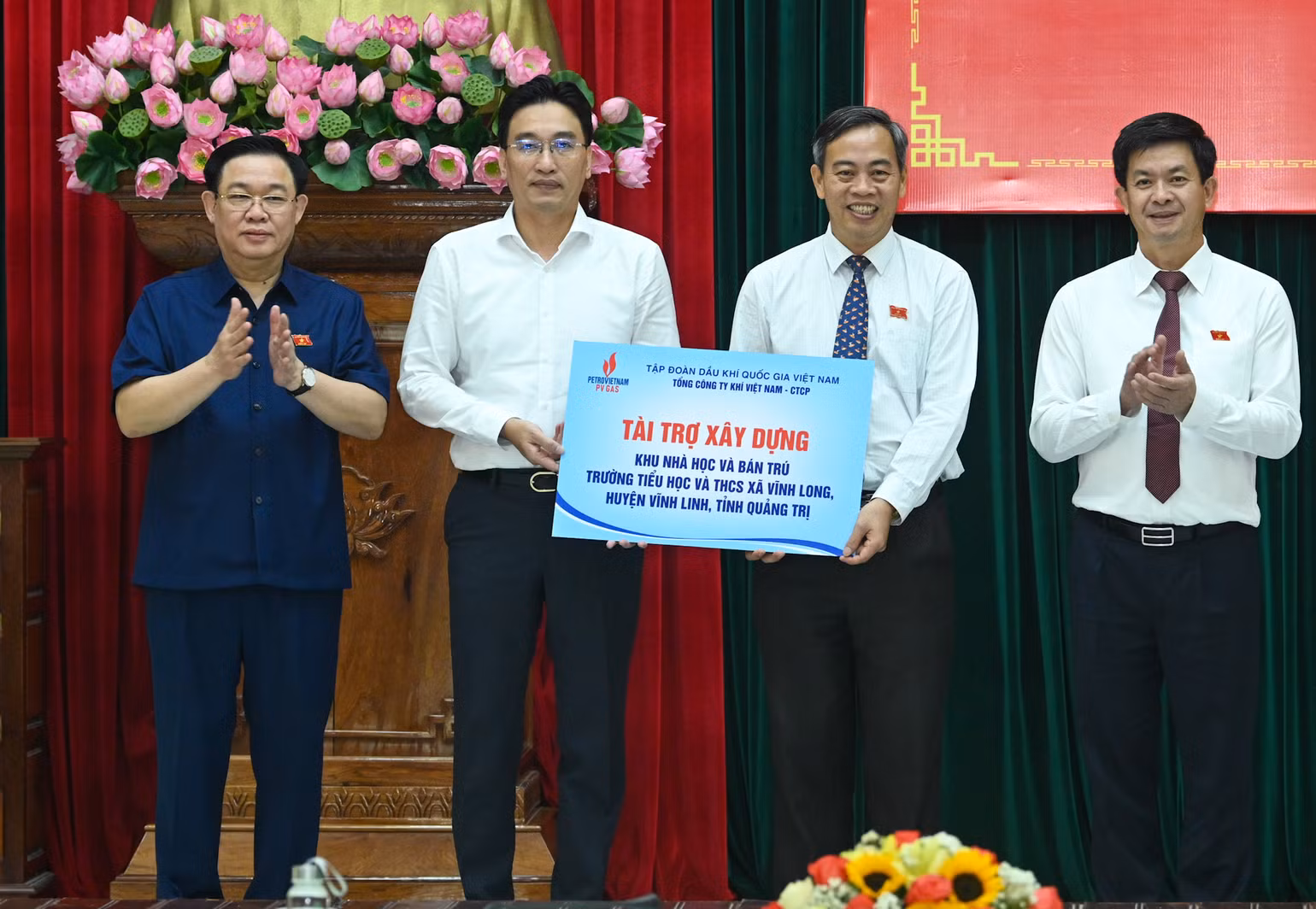 Đại diện Tổng Công ty Khí Việt Nam trao tài trợ xây dựng trường học tại huyện Vĩnh Linh cho lãnh đạo tỉnh Quảng Trị. (Ảnh: DUY LINH) Đại diện Tổng Công ty Khí Việt Nam trao tài trợ xây dựng trường học tại huyện Vĩnh Linh cho lãnh đạo tỉnh Quảng Trị. (Ảnh: DUY LINH)