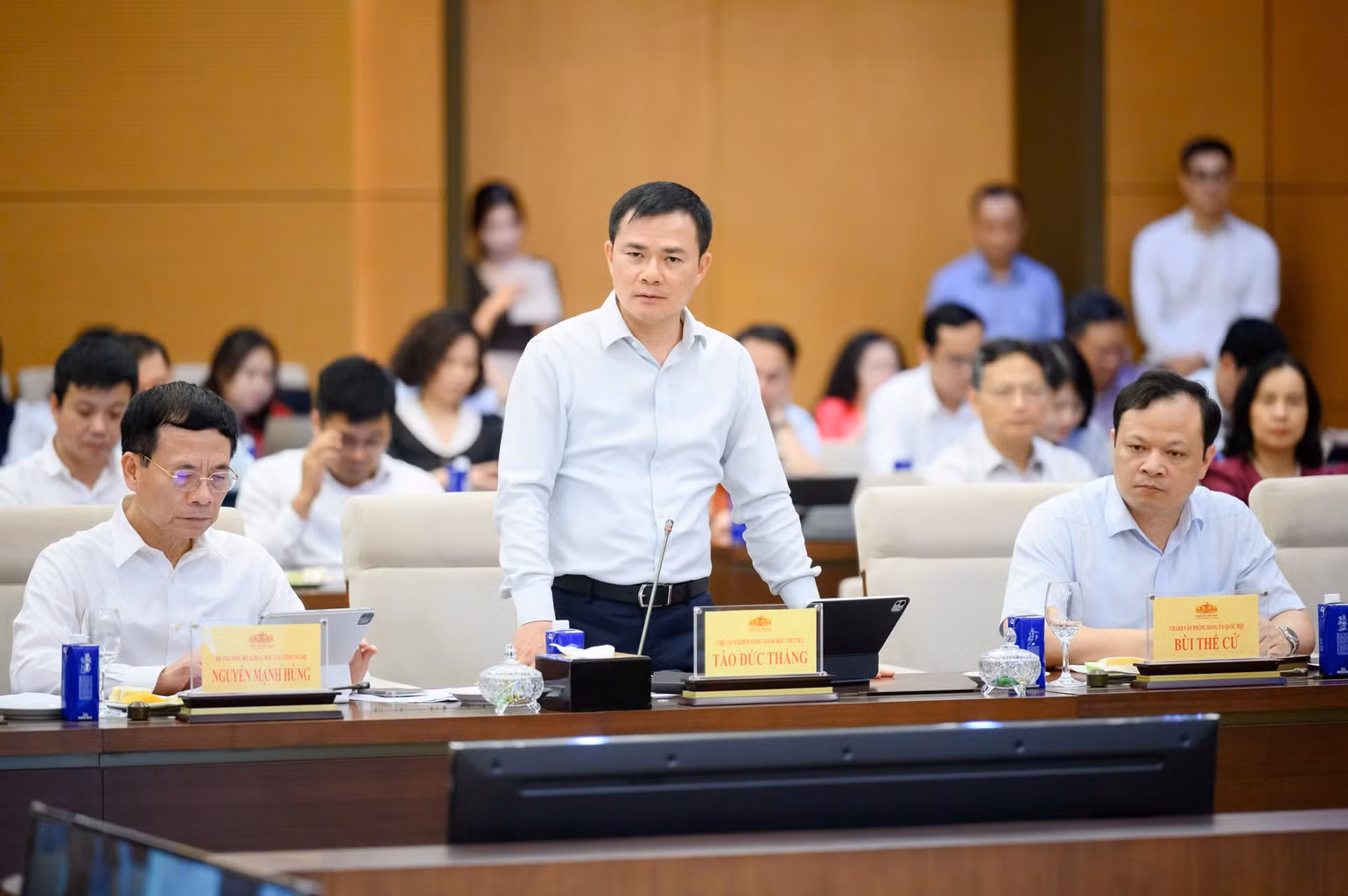 Chủ tịch kiêm Tổng Giám đốc Tập đoàn Viettel Tào Đức Thắng báo cáo tại buổi làm việc. (Ảnh: DUY LINH) Chủ tịch kiêm Tổng Giám đốc Tập đoàn Viettel Tào Đức Thắng báo cáo tại buổi làm việc. (Ảnh: DUY LINH)
