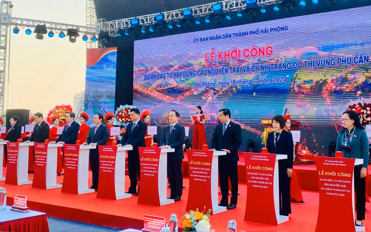 Chủ tịch Quốc hội, lãnh đạo các bộ, ngành Trung ương và thành phố Hải Phòng bấm nút chính thức khởi công Dự án đầu tư xây dựng cầu Nguyễn Trãi. Chủ tịch Quốc hội, lãnh đạo các bộ, ngành Trung ương và thành phố Hải Phòng bấm nút chính thức khởi công Dự án đầu tư xây dựng cầu Nguyễn Trãi.
