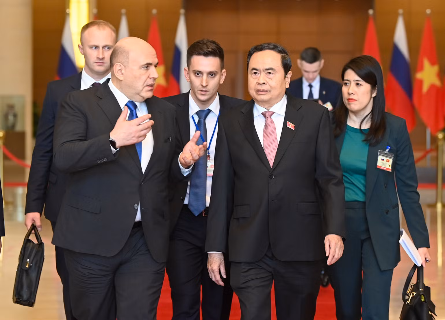 Chủ tịch Quốc hội Trần Thanh Mẫn và Thủ tướng Liên bang Nga Mikhail Vladimirovich Mishustin trao đổi thân mật. (Ảnh: DUY LINH)