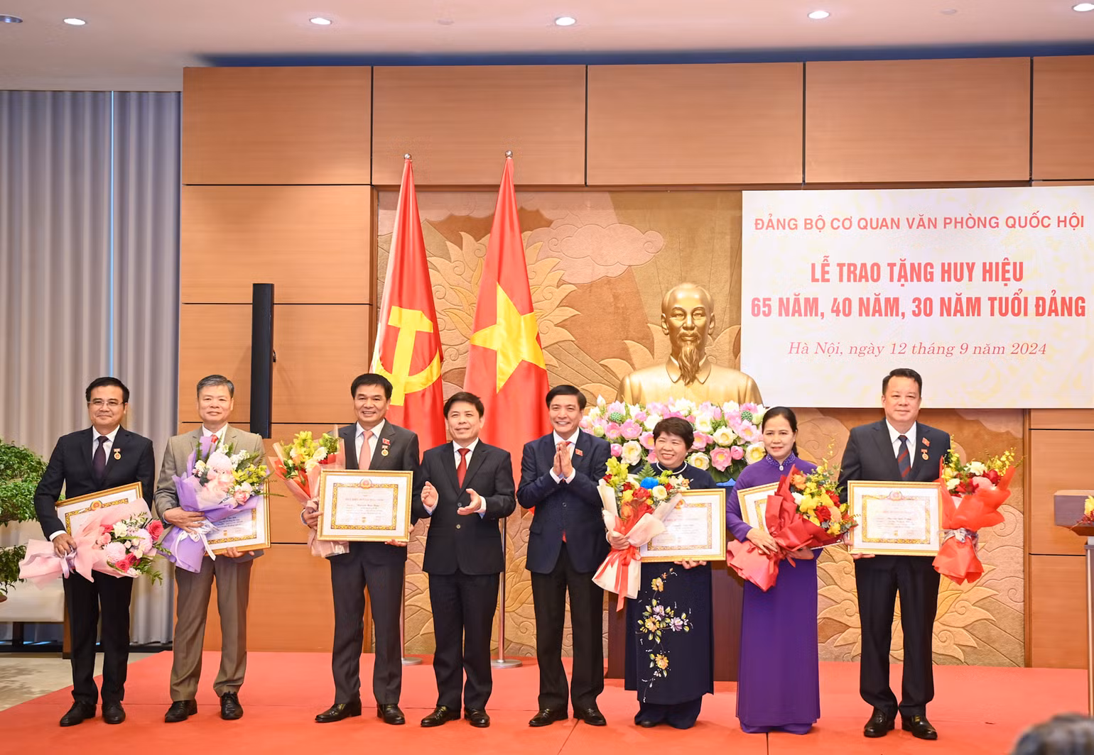 Đồng chí Nguyễn Văn Thể và đồng chí Bùi Văn Cường trao tặng Huy hiệu 30 năm tuổi Đảng cho các đảng viên. Đồng chí Nguyễn Văn Thể và đồng chí Bùi Văn Cường trao tặng Huy hiệu 30 năm tuổi Đảng cho các đảng viên.