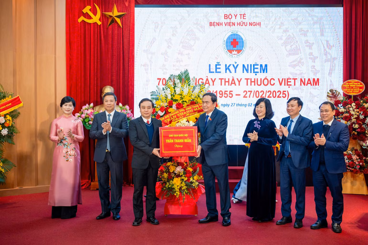 Chủ tịch Quốc hội Trần Thanh Mẫn tặng hoa và quà chúc mừng Bệnh viện Hữu Nghị. (Ảnh: DUY LINH) Chủ tịch Quốc hội Trần Thanh Mẫn tặng hoa và quà chúc mừng Bệnh viện Hữu Nghị. (Ảnh: DUY LINH)
