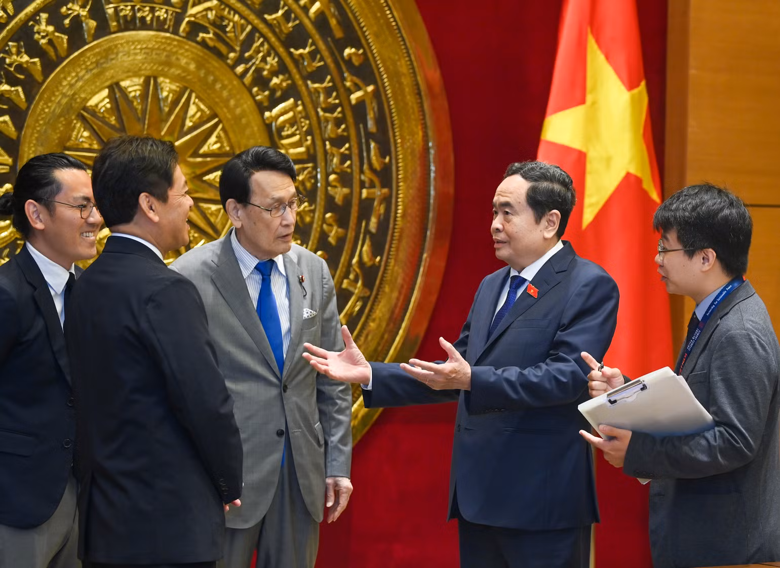 Chủ tịch Quốc hội Trần Thanh Mẫn trao đổi với Trưởng Ban Nghiên cứu chính sách Đảng LDP Tokai Kisaburo và các đại biểu tại buổi tiếp. (Ảnh: DUY LINH)