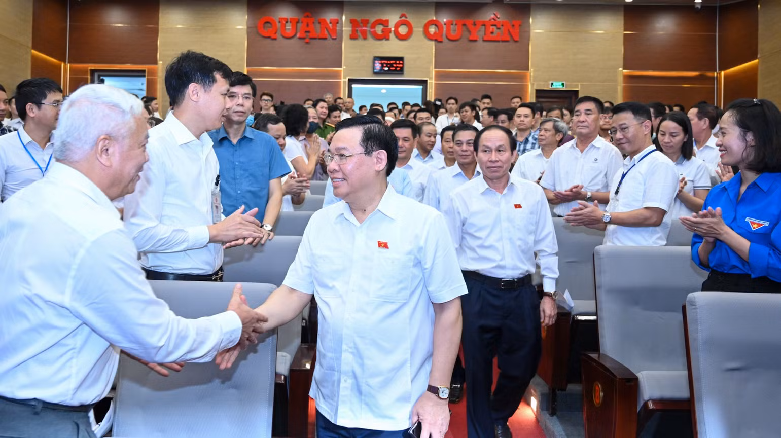 Chủ tịch Quốc hội Vương Đình Huệ với các cử tri tại quận Ngô Quyền (thành phố Hải Phòng). (Ảnh Duy Linh)