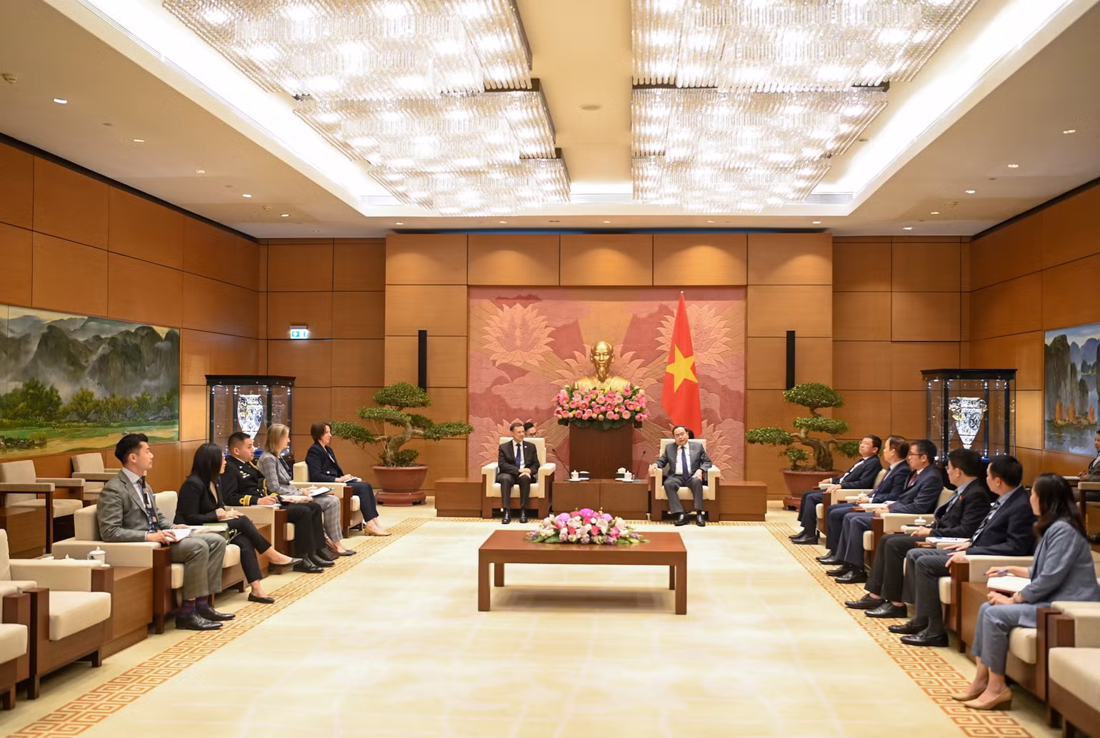 Chủ tịch Quốc hội Trần Thanh Mẫn tiếp Đại sứ Australia Andrew Goledzinowski. (Ảnh: DUY LINH)