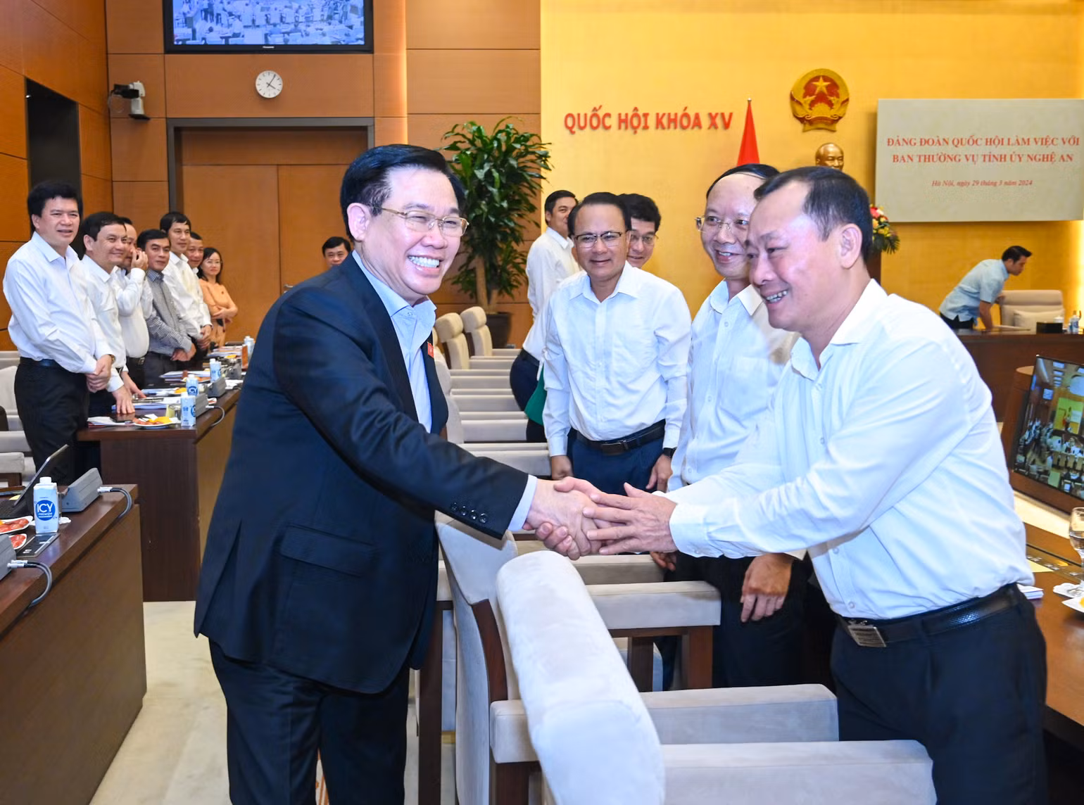 Chủ tịch Quốc hội Vương Đình Huệ với các đại biểu dự buổi làm việc. (Ảnh: DUY LINH)