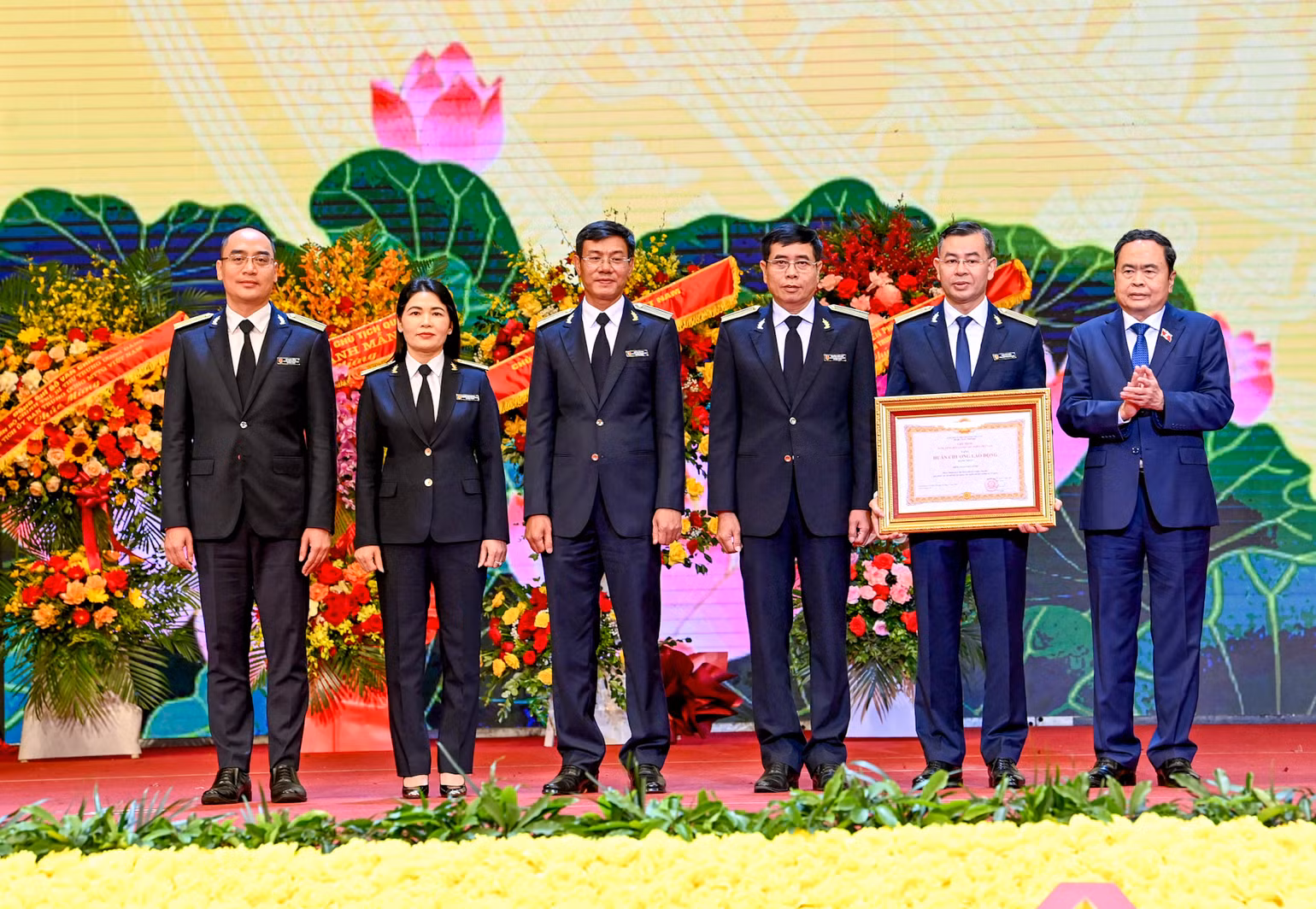 Chủ tịch Quốc hội Trần Thanh Mẫn trao Huân chương Lao động hạng Nhất cho Kiểm toán Nhà nước. (Ảnh: DUY LINH)