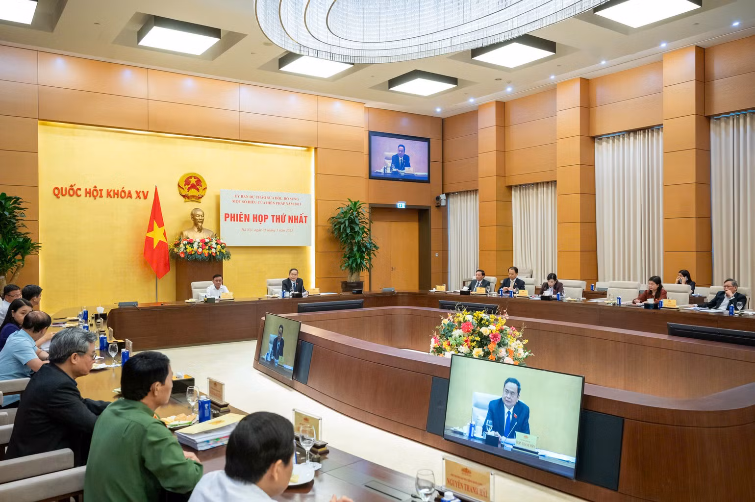 Phiên họp thứ nhất Ủy ban Dự thảo sửa đổi, bổ sung một số điều của Hiến pháp năm 2023. (Ảnh Duy Linh) Phiên họp thứ nhất Ủy ban Dự thảo sửa đổi, bổ sung một số điều của Hiến pháp năm 2023. (Ảnh Duy Linh)