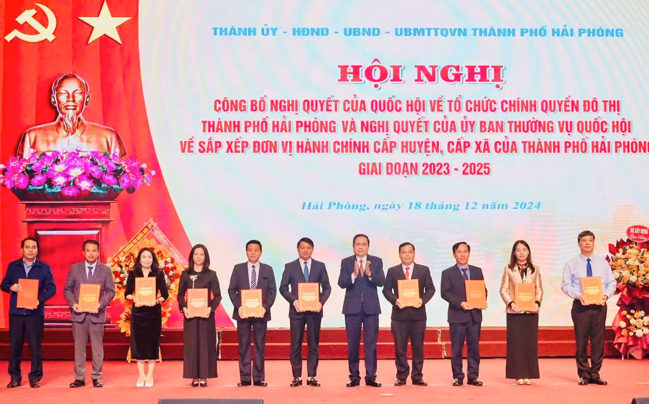 Chủ tịch Quốc hội Trần Thanh Mẫn trao Nghị quyết cho lãnh đạo các đơn vị. Chủ tịch Quốc hội Trần Thanh Mẫn trao Nghị quyết cho lãnh đạo các đơn vị.
