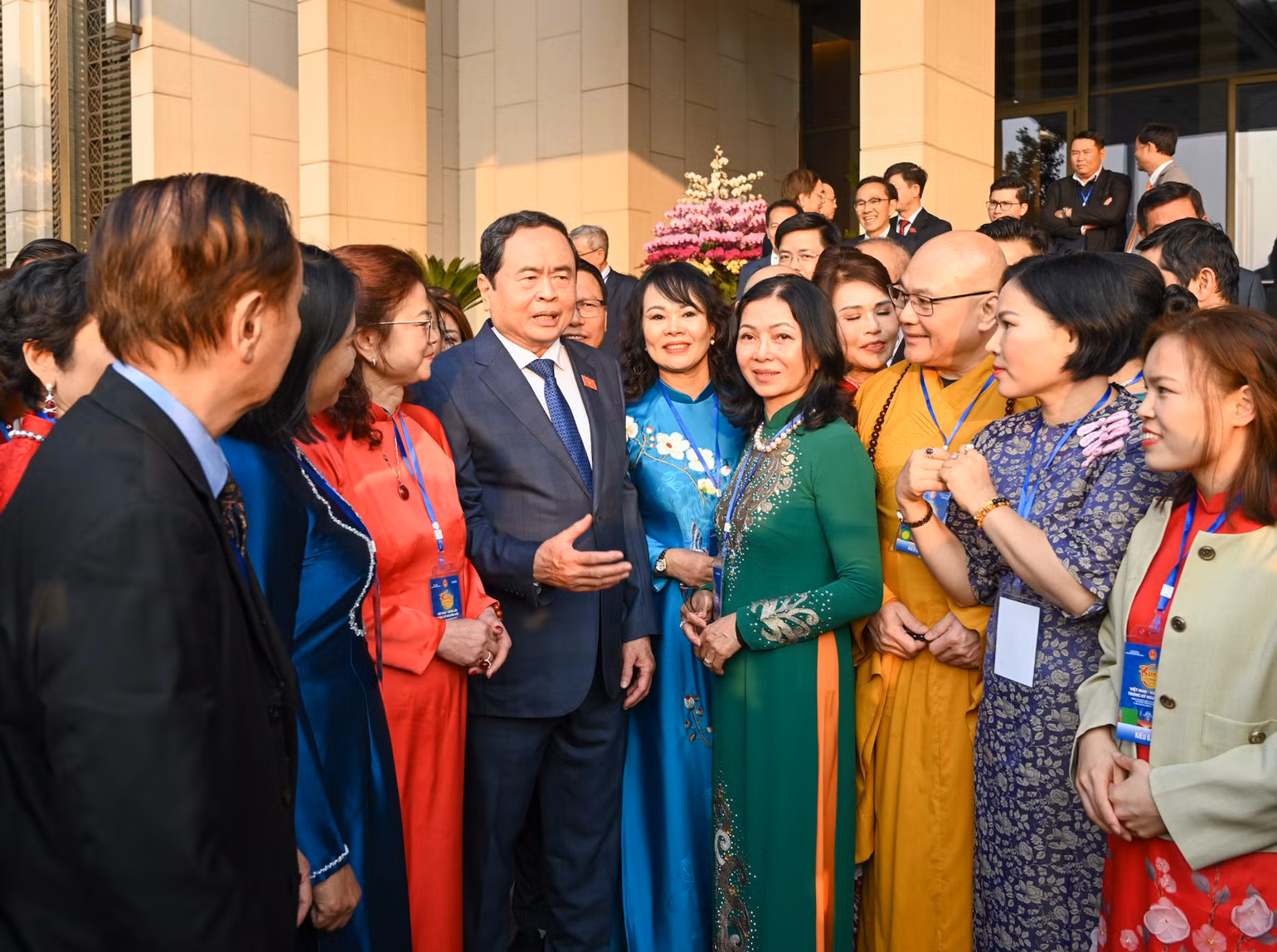 Chủ tịch Quốc hội Trần Thanh Mẫn trao đổi với các kiều bào tại cuộc gặp mặt. Chủ tịch Quốc hội Trần Thanh Mẫn trao đổi với các kiều bào tại cuộc gặp mặt.
