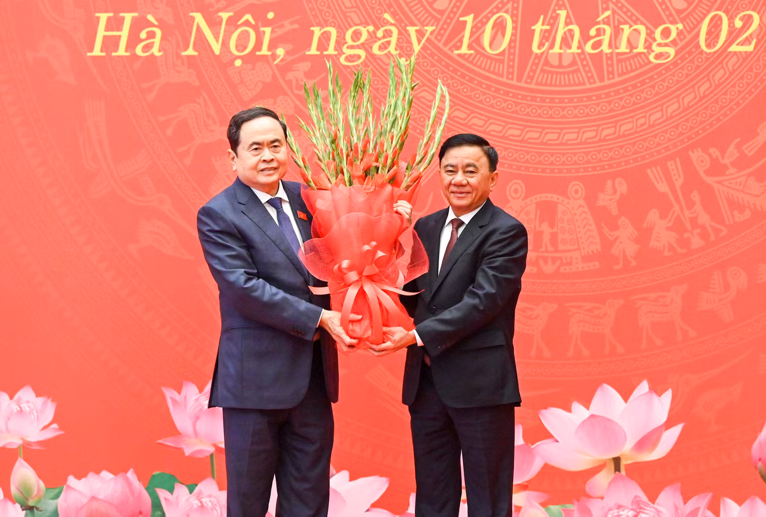 Thường trực Ban Bí thư Trần Cẩm Tú tặng hoa chúc mừng Bí thư Đảng bộ Quốc hội, Chủ tịch Quốc hội Trần Thanh Mẫn và Đảng bộ Quốc hội. (Ảnh Duy Linh) Thường trực Ban Bí thư Trần Cẩm Tú tặng hoa chúc mừng Bí thư Đảng bộ Quốc hội, Chủ tịch Quốc hội Trần Thanh Mẫn và Đảng bộ Quốc hội. (Ảnh Duy Linh)