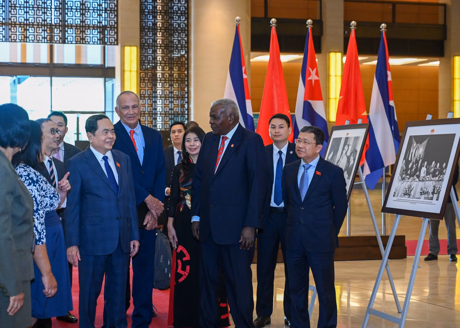 Chủ tịch Quốc hội Trần Thanh Mẫn và Chủ tịch Quốc hội Cuba Esteban Lazo Hernandez tham quan triển lãm một số hình ảnh về quan hệ Việt Nam-Cuba.