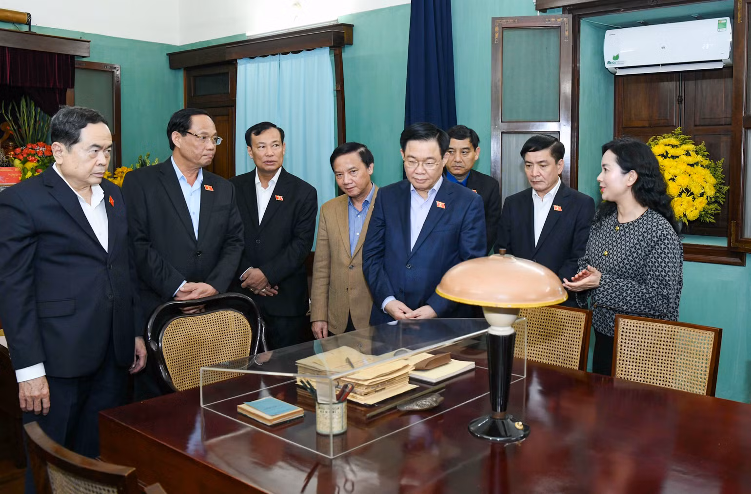 Chủ tịch Quốc hội Vương Đình Huệ và các Phó Chủ tịch Quốc hội cùng các đại biểu thăm khu di tích. (Ảnh: DUY LINH) Chủ tịch Quốc hội Vương Đình Huệ và các Phó Chủ tịch Quốc hội cùng các đại biểu thăm khu di tích. (Ảnh: DUY LINH)