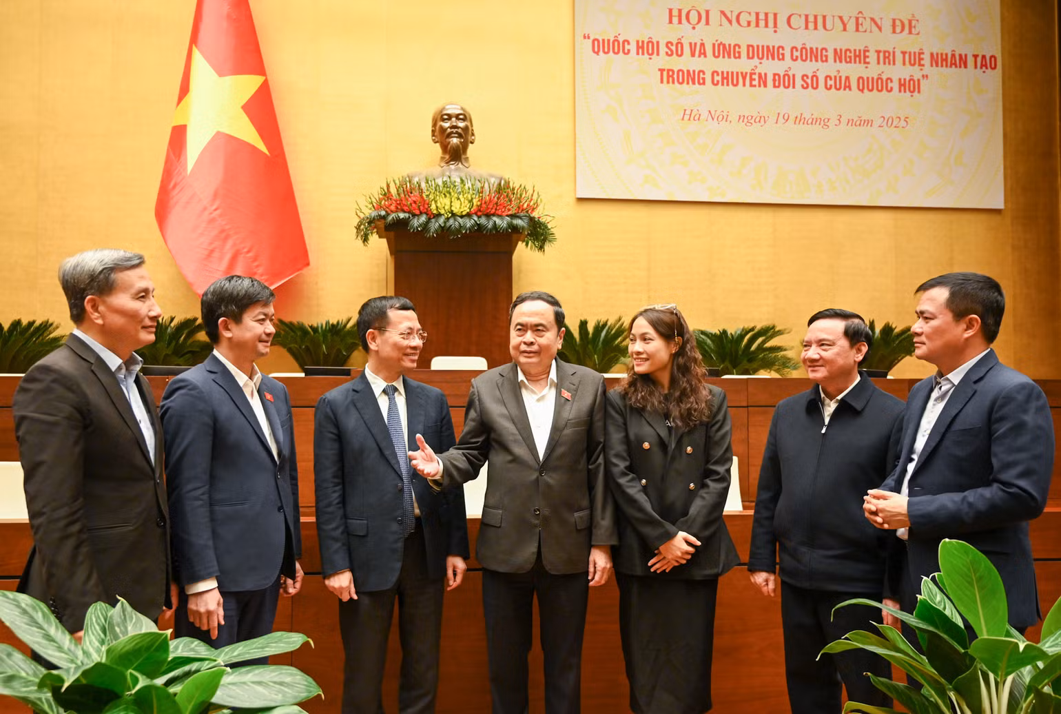 Chủ tịch Quốc hội Trần Thanh Mẫn trao đổi với các đại biểu tại hội nghị. (Ảnh: DUY LINH) Chủ tịch Quốc hội Trần Thanh Mẫn trao đổi với các đại biểu tại hội nghị. (Ảnh: DUY LINH)