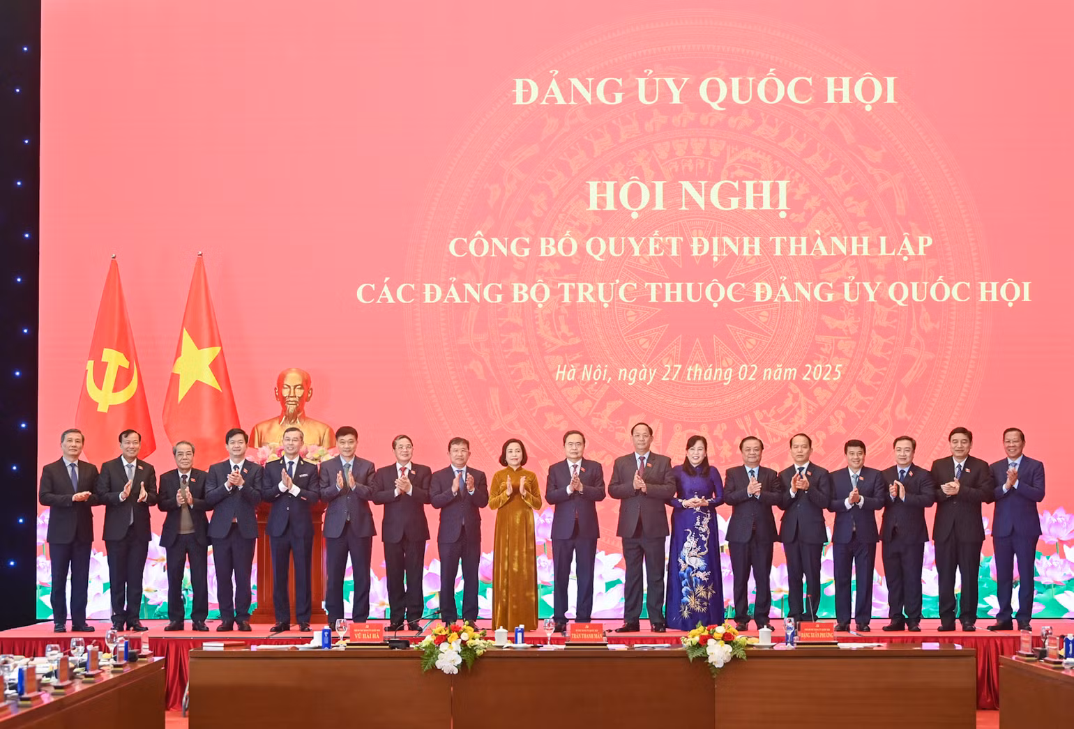 Bí thư Đảng ủy Quốc hội, Chủ tịch Quốc hội Trần Thanh Mẫn cùng các đại biểu với 11 đồng chí Bí thư Đảng bộ trực thuộc. (Ảnh Duy Linh) Bí thư Đảng ủy Quốc hội, Chủ tịch Quốc hội Trần Thanh Mẫn cùng các đại biểu với 11 đồng chí Bí thư Đảng bộ trực thuộc. (Ảnh Duy Linh)