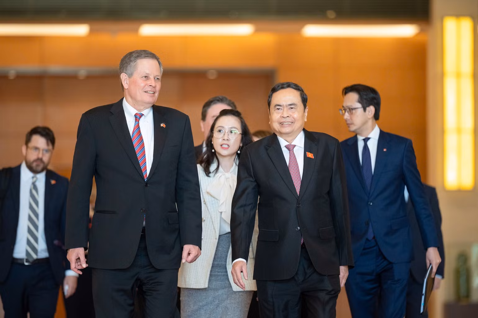 Chủ tịch Quốc hội Trần Thanh Mẫn trao đổi với Thượng Nghị sĩ Hoa Kỳ Steven Daines. (Ảnh DUY LINH)