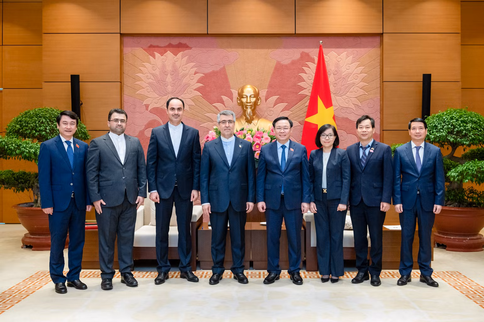 Chủ tịch Quốc hội Vương Đình Huệ và Đại sứ Iran Ali Akbar Nazar cùng đại biểu hai nước tại buổi tiếp. (Ảnh: Duy Linh) Chủ tịch Quốc hội Vương Đình Huệ và Đại sứ Iran Ali Akbar Nazar cùng đại biểu hai nước tại buổi tiếp. (Ảnh: Duy Linh)