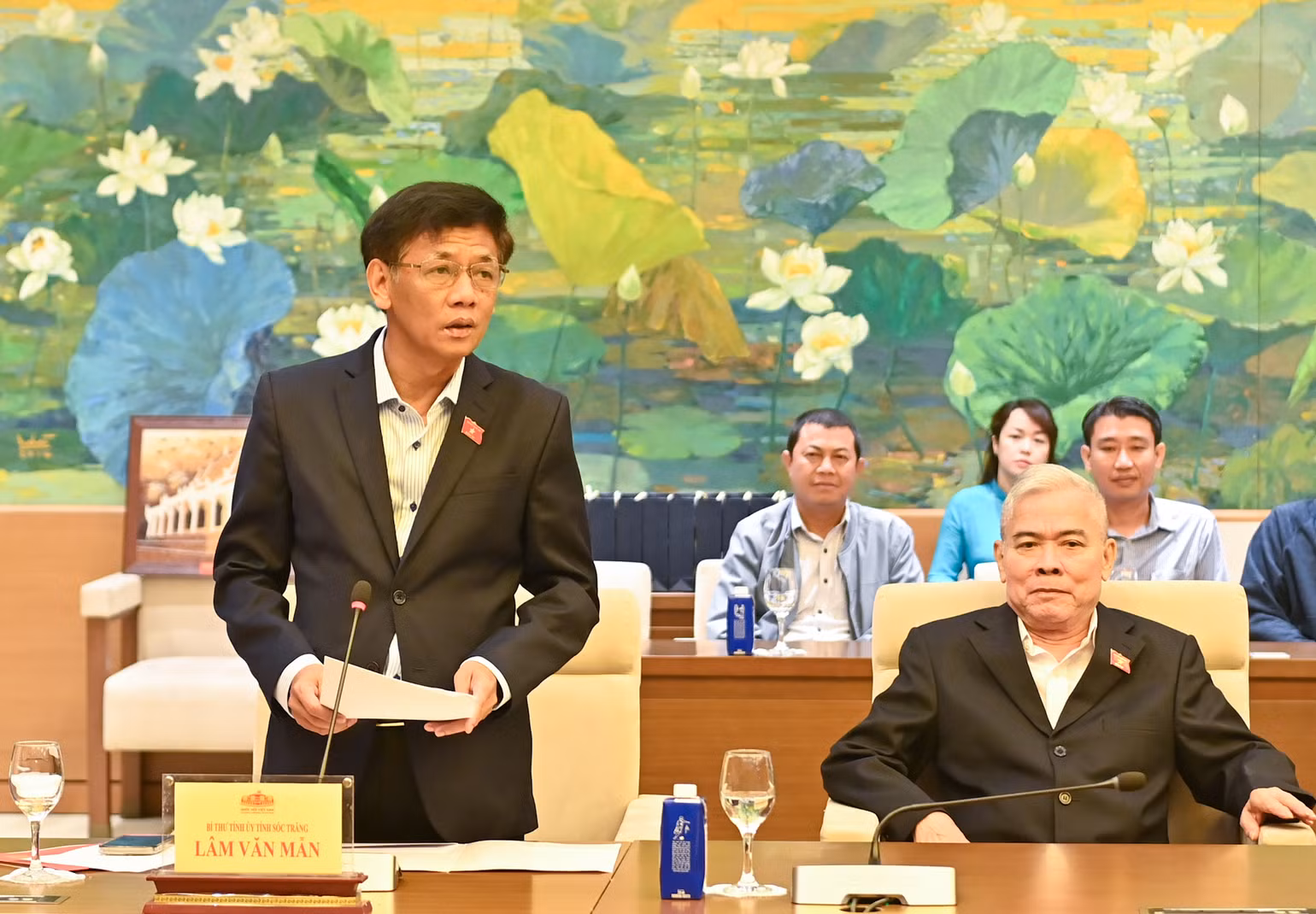 Bí thư Tỉnh ủy, Trưởng đoàn đại biểu Quốc hội tỉnh Sóc Trăng báo cáo tại cuộc gặp mặt. (Ảnh: DUY LINH) Bí thư Tỉnh ủy, Trưởng đoàn đại biểu Quốc hội tỉnh Sóc Trăng báo cáo tại cuộc gặp mặt. (Ảnh: DUY LINH)
