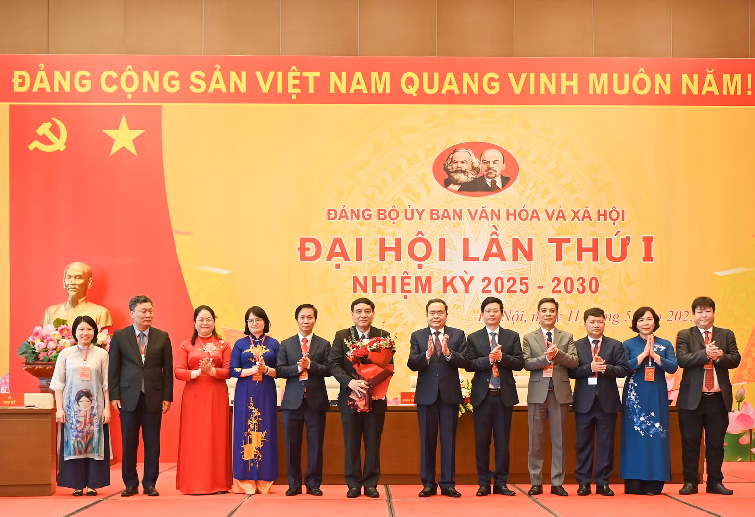 Bí thư Đảng ủy Quốc hội, Chủ tịch Quốc hội Trần Thanh Mẫn trao quyết định, tặng hoa cho Ban Chấp hành Đảng bộ Ủy ban Văn hóa và Xã hội nhiệm kỳ 2025-2030. (Ảnh: DUY LINH) Bí thư Đảng ủy Quốc hội, Chủ tịch Quốc hội Trần Thanh Mẫn trao quyết định, tặng hoa cho Ban Chấp hành Đảng bộ Ủy ban Văn hóa và Xã hội nhiệm kỳ 2025-2030. (Ảnh: DUY LINH)
