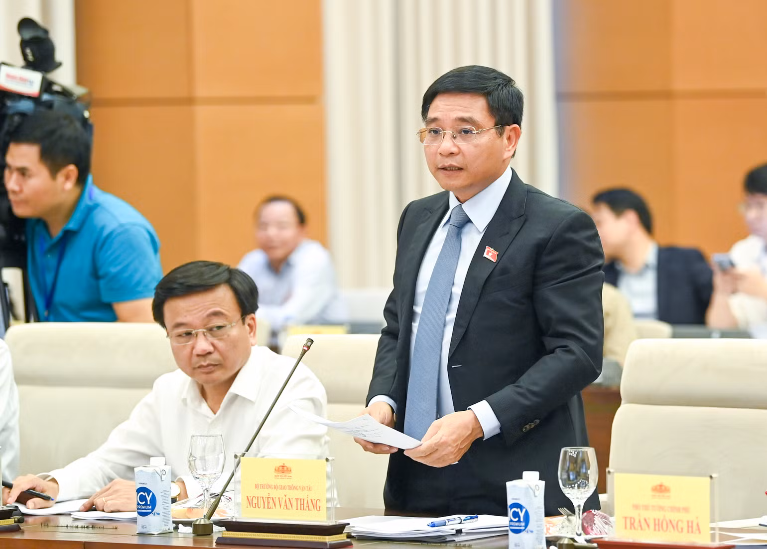 Bộ trưởng Giao thông và Vận tải Nguyễn Văn Thắng trình bày tóm tắt tờ trình. Bộ trưởng Giao thông và Vận tải Nguyễn Văn Thắng trình bày tóm tắt tờ trình.