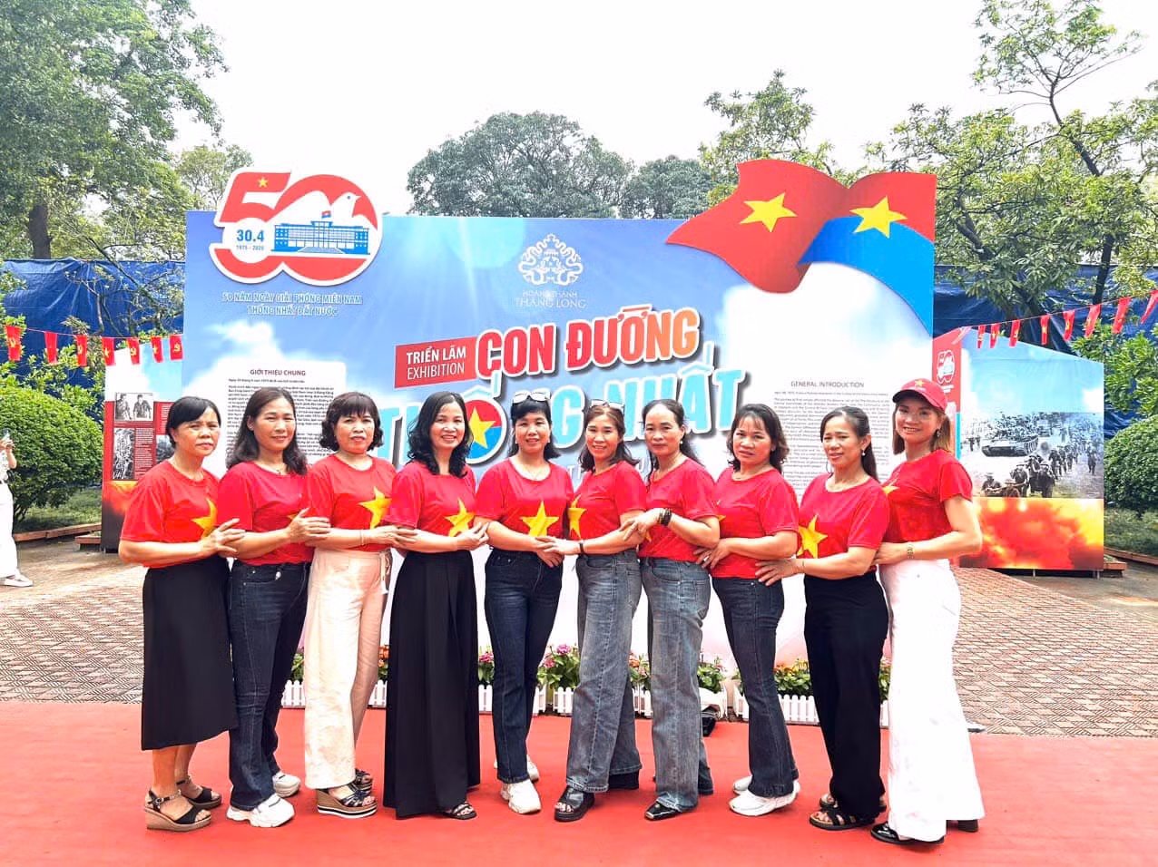 Du khách chụp ảnh lưu niệm tại Hoàng thành Thăng Long.