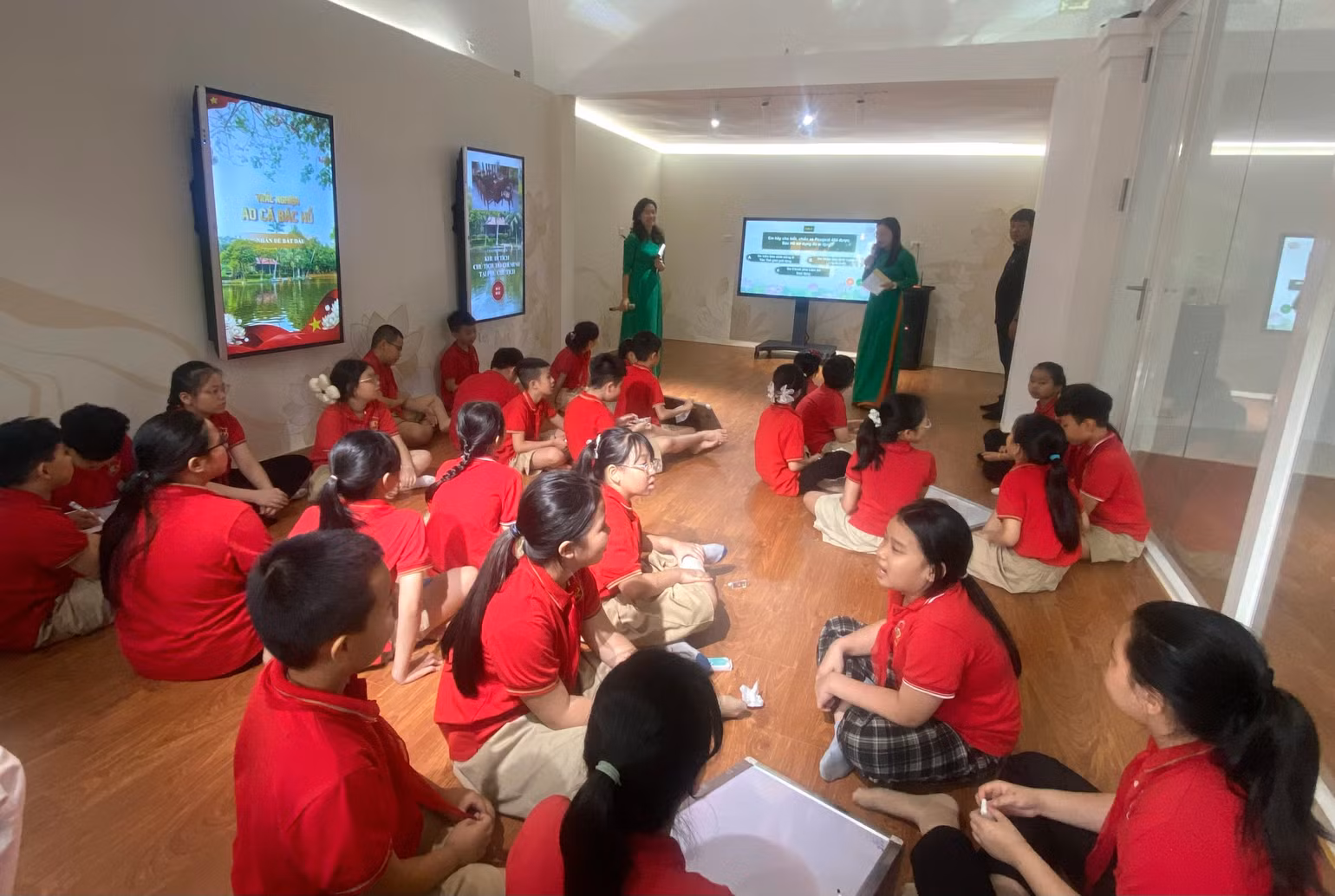 Hoạt động trải nghiệm của học sinh tại Khu di tích Chủ tịch Hồ Chí Minh.