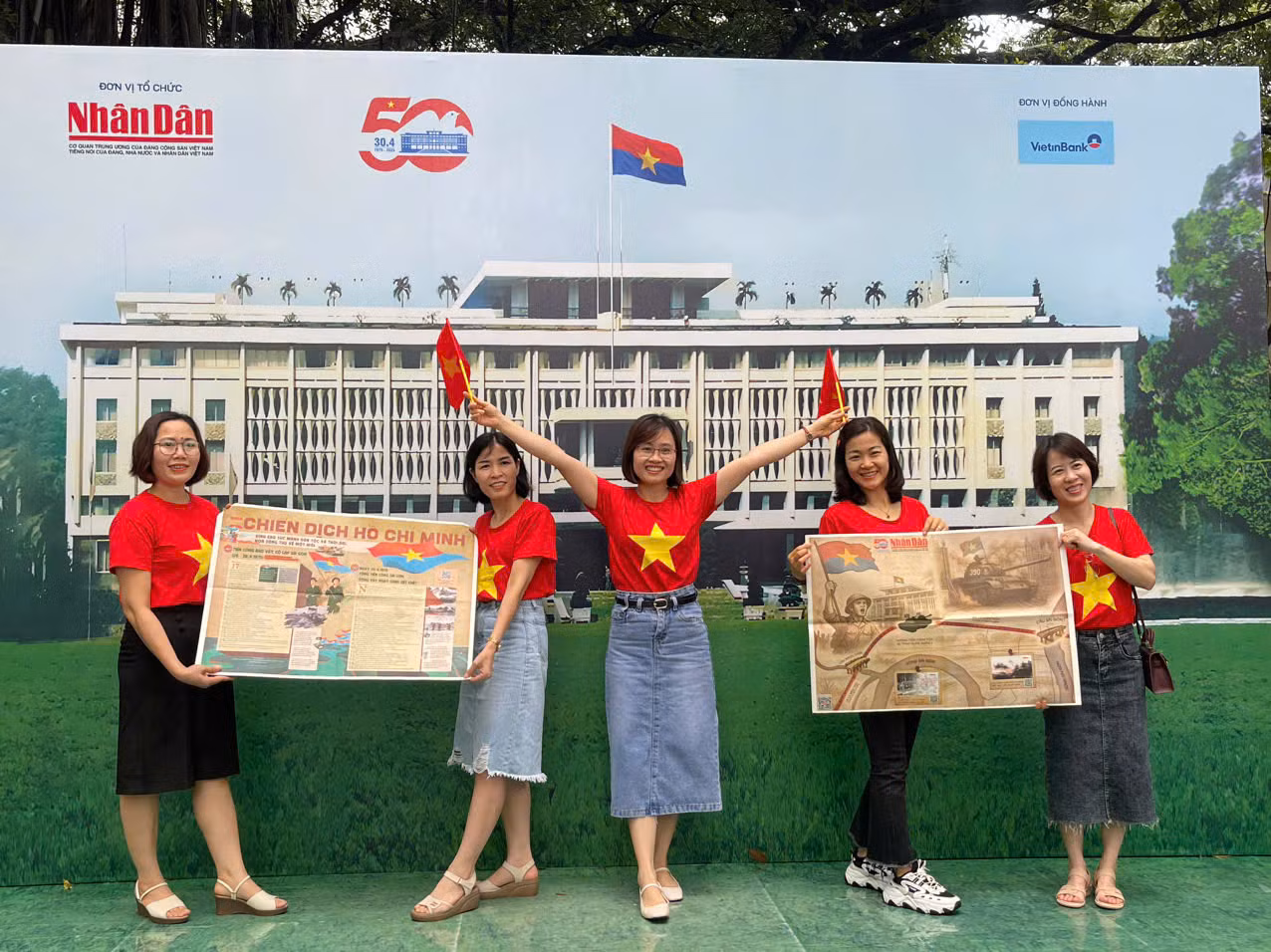 Nhóm bạn của chị Đinh Thị Thắm hào hứng chụp ảnh cùng phụ san đặc biệt của Báo Nhân Dân.