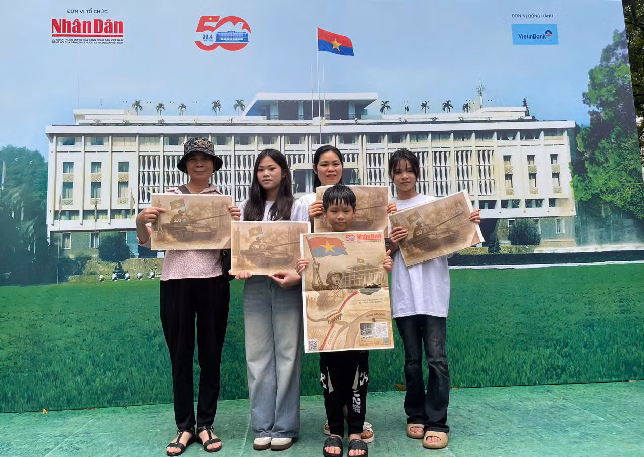 Gia đình bà Hoàng Thị Xuyên chụp ảnh lưu niệm khi có được tờ phụ san.