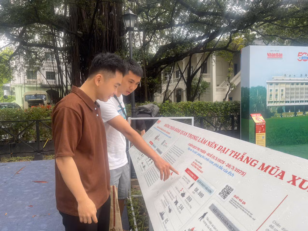 Tô Tiến Thắng và bạn tham quan triển lãm tại khuôn viên Báo Nhân Dân.