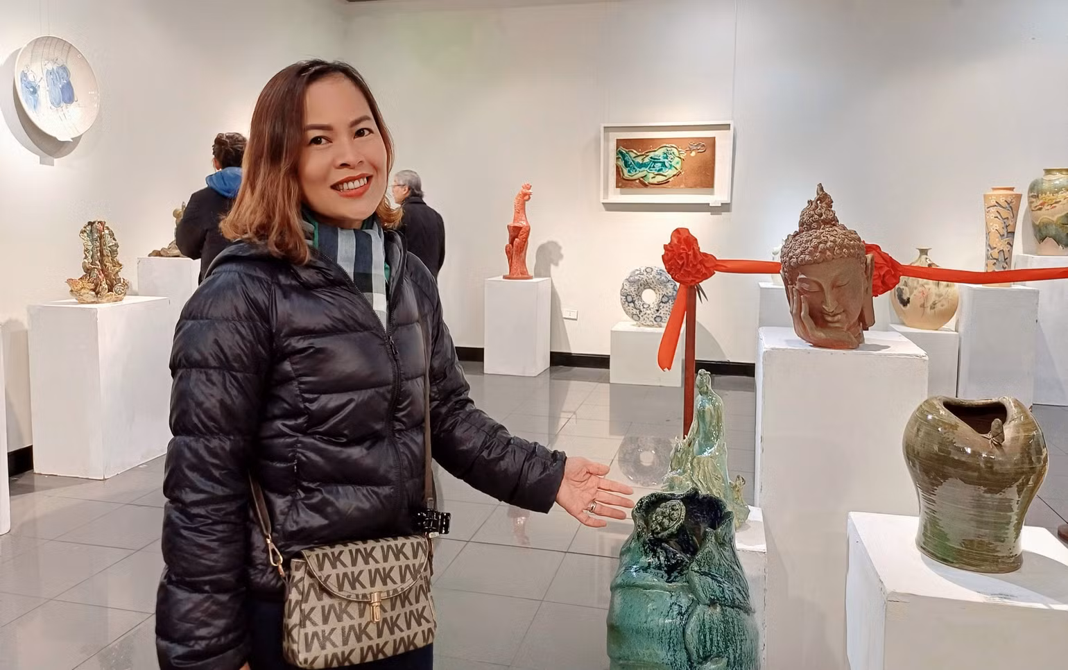 Nghệ sĩ Nguyễn Thị Thu Trang giới thiệu tác phẩm "Sen xanh" của mình.