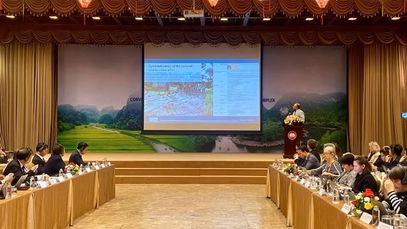 Hội thảo tập trung vào hai phiên thảo luận: khía cạnh kinh tế của di sản thế giới - bài học từ các mô hình toàn cầu và định hướng cho Di sản thế giới Tràng An; kinh tế du lịch và kịch bản phát triển bền vững cho Di sản thế giới Tràng An và các khuyến nghị chính sách. Hội thảo tập trung vào hai phiên thảo luận: khía cạnh kinh tế của di sản thế giới - bài học từ các mô hình toàn cầu và định hướng cho Di sản thế giới Tràng An; kinh tế du lịch và kịch bản phát triển bền vững cho Di sản thế giới Tràng An và các khuyến nghị chính sách.