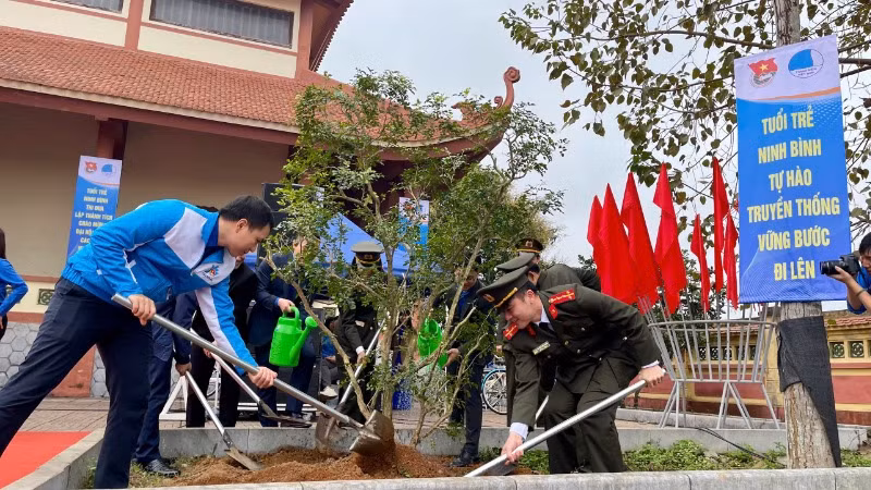 Các đại biểu trồng cây lưu niệm tại Bảo tàng Khu căn cứ Cách mạng Quỳnh Lưu, huyện Nho Quan. Các đại biểu trồng cây lưu niệm tại Bảo tàng Khu căn cứ Cách mạng Quỳnh Lưu, huyện Nho Quan.