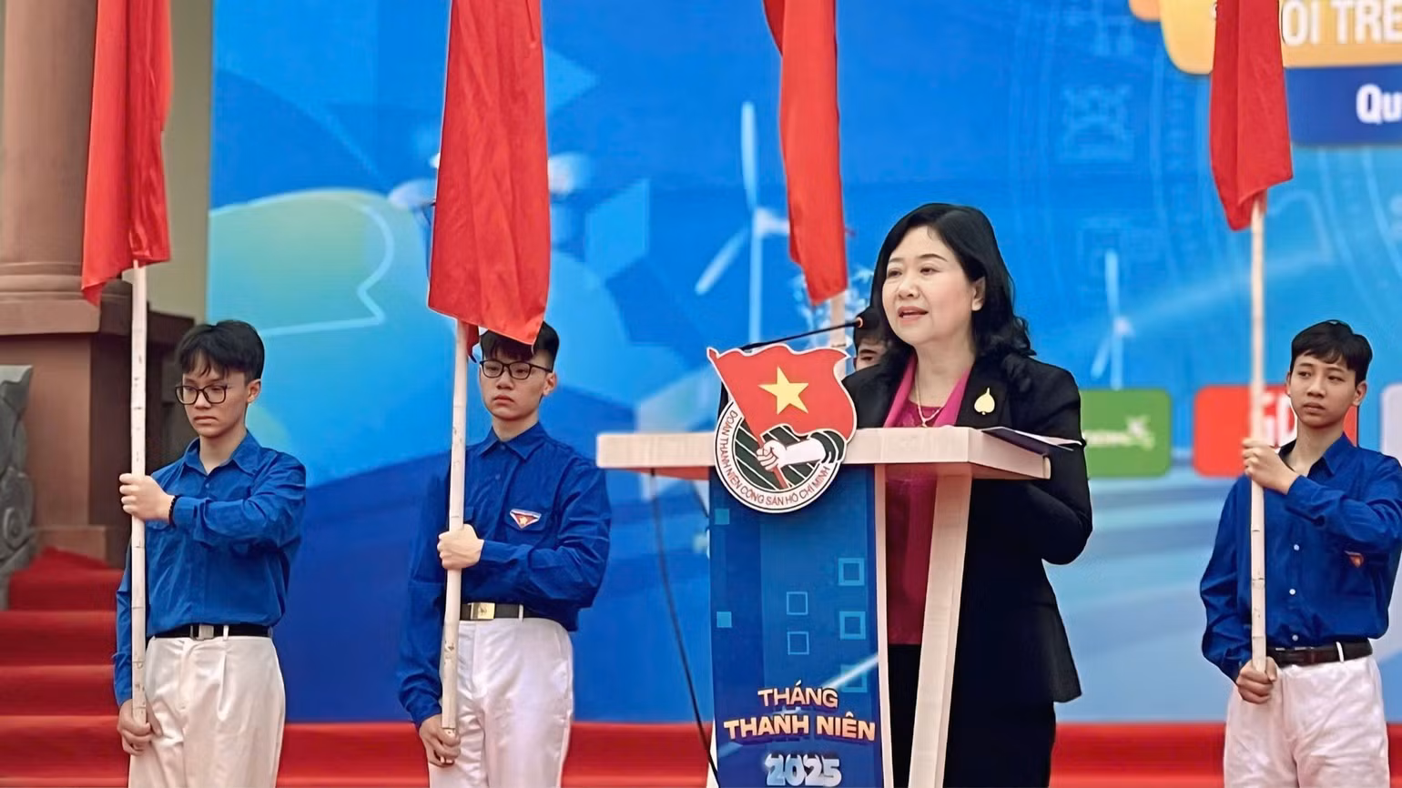 Đồng chí Bùi Mai Hoa, Trưởng Ban Tuyên giáo và Dân vận Tỉnh ủy Ninh Bình phát biểu tại buổi lễ. Đồng chí Bùi Mai Hoa, Trưởng Ban Tuyên giáo và Dân vận Tỉnh ủy Ninh Bình phát biểu tại buổi lễ.
