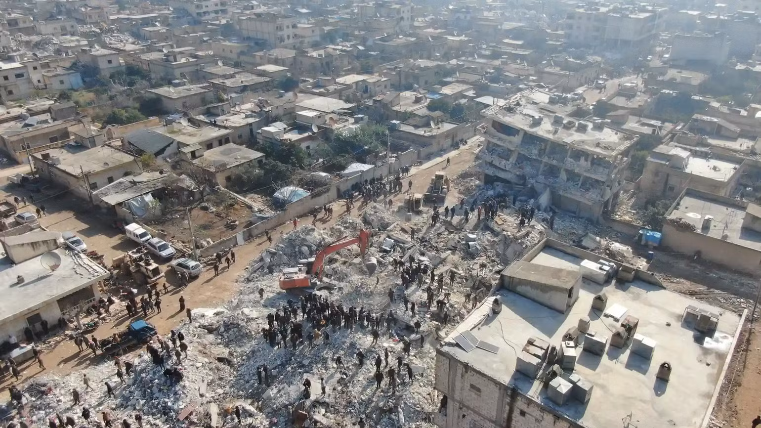 Nỗ lực tìm kiếm và cứu nạn tại Jindires, Syria. (Ảnh: Anadolu Agency/Getty Images)