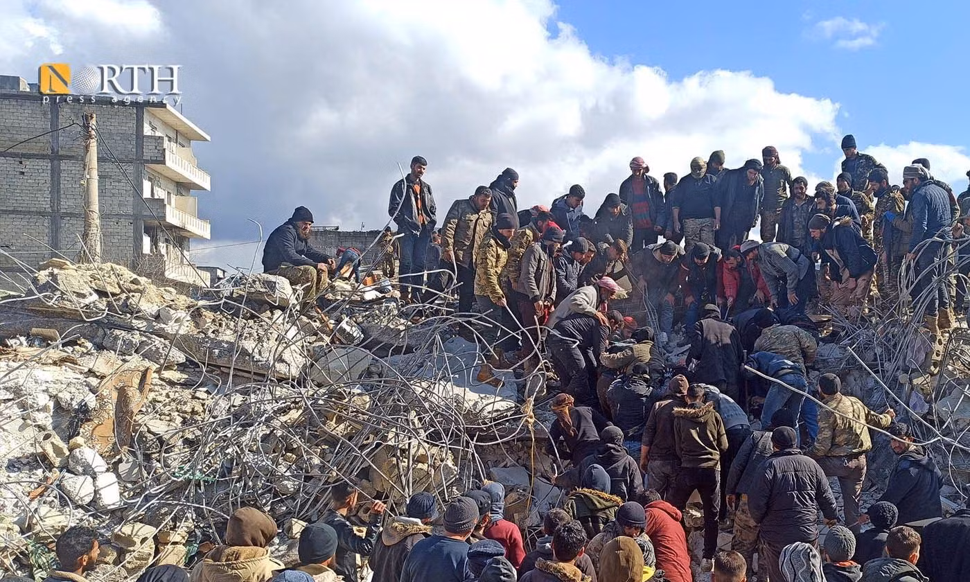 Tìm kiếm nạn nhân đang mắc kẹt trong tòa nhà bị sập tại Jandaris, Syria, ngày 7/2/2023. (Ảnh: North Press Agency)