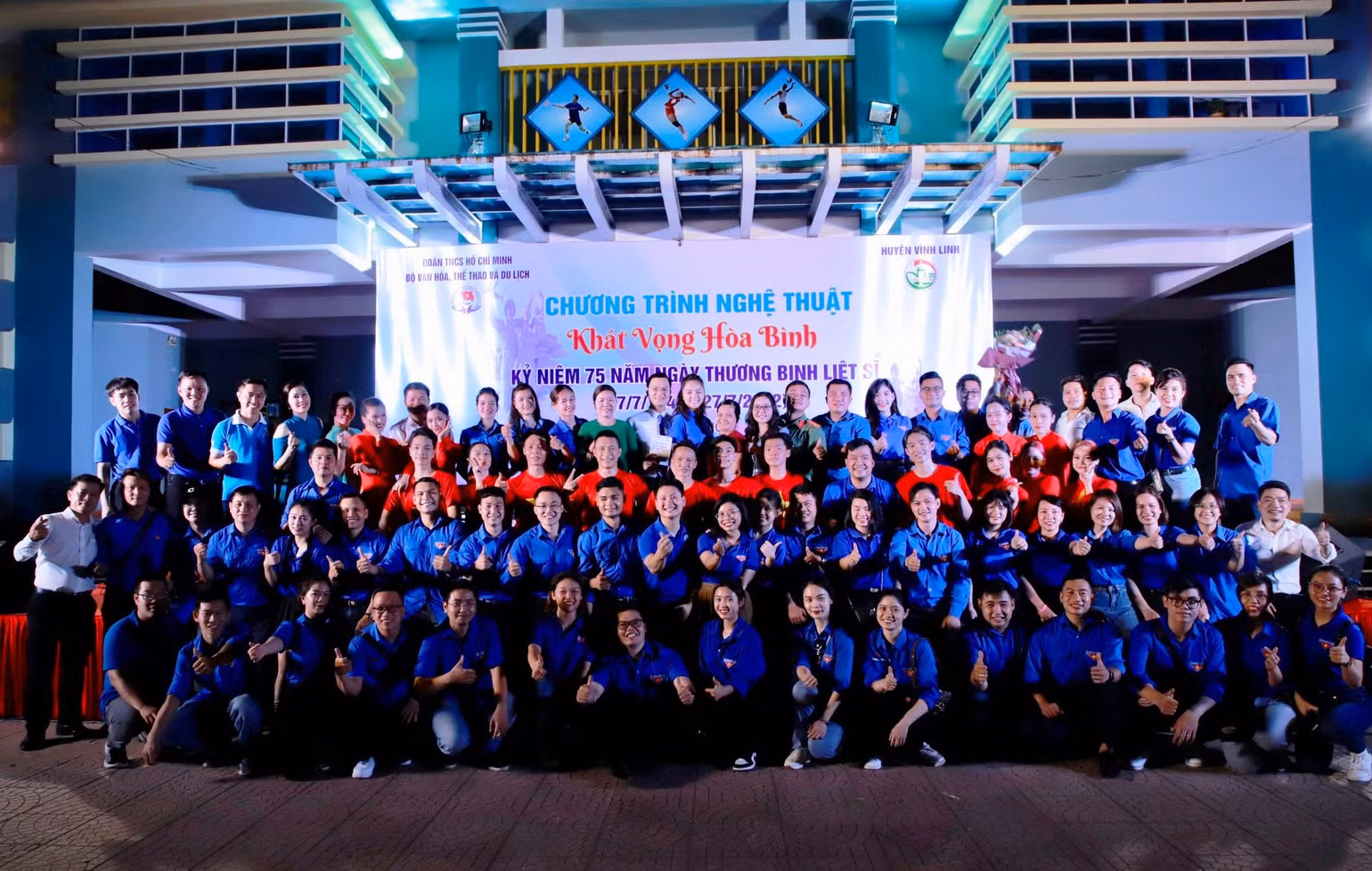 Đoàn viên, thanh niên các đơn vị tham gia tổ chức chương trình nghệ thuật “Khát vọng hòa bình”. Đoàn viên, thanh niên các đơn vị tham gia tổ chức chương trình nghệ thuật “Khát vọng hòa bình”.